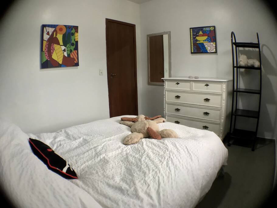 Quarto (vista do criado-mudo)