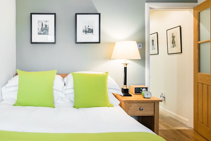 Charming City Centre Cottage with Lush Garden gallery image 5