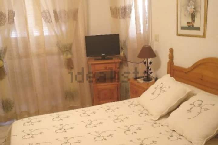Dormitorio de matrimonio con armario cómoda y mesitas de noche amplio y con muebles  de pino posibilidad de poner la TV en el dormitorio.