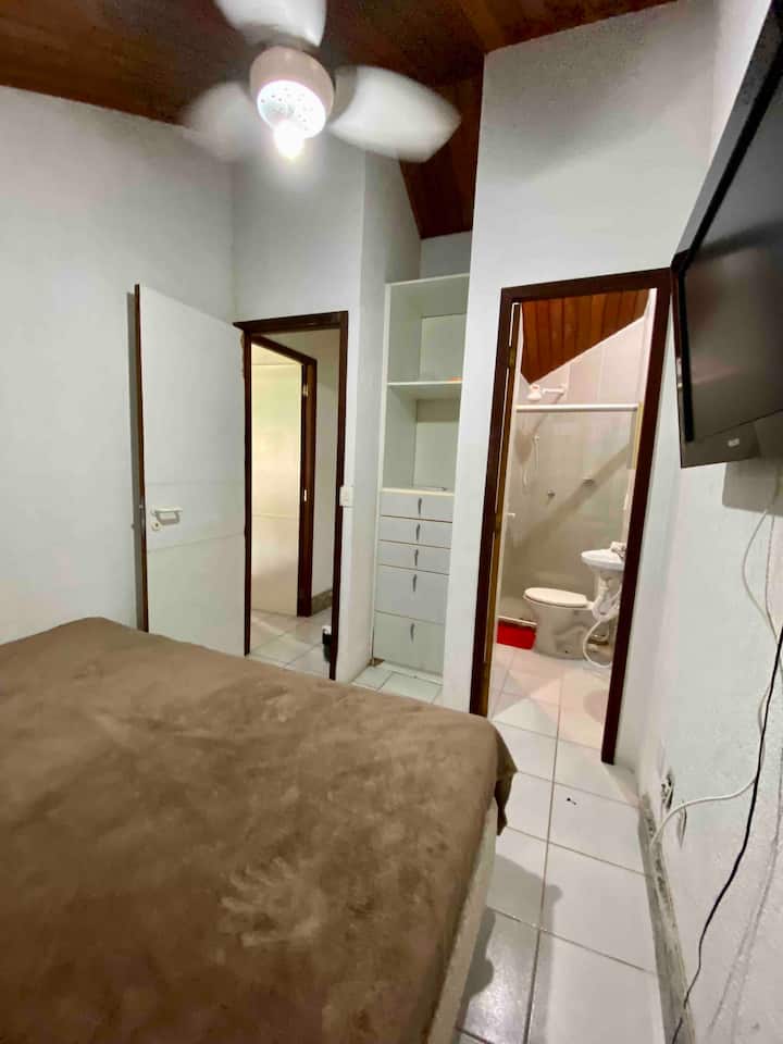 双人套房02 （上层）空调、电视和抽屉，温水。