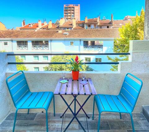 Studio with terrace near the port