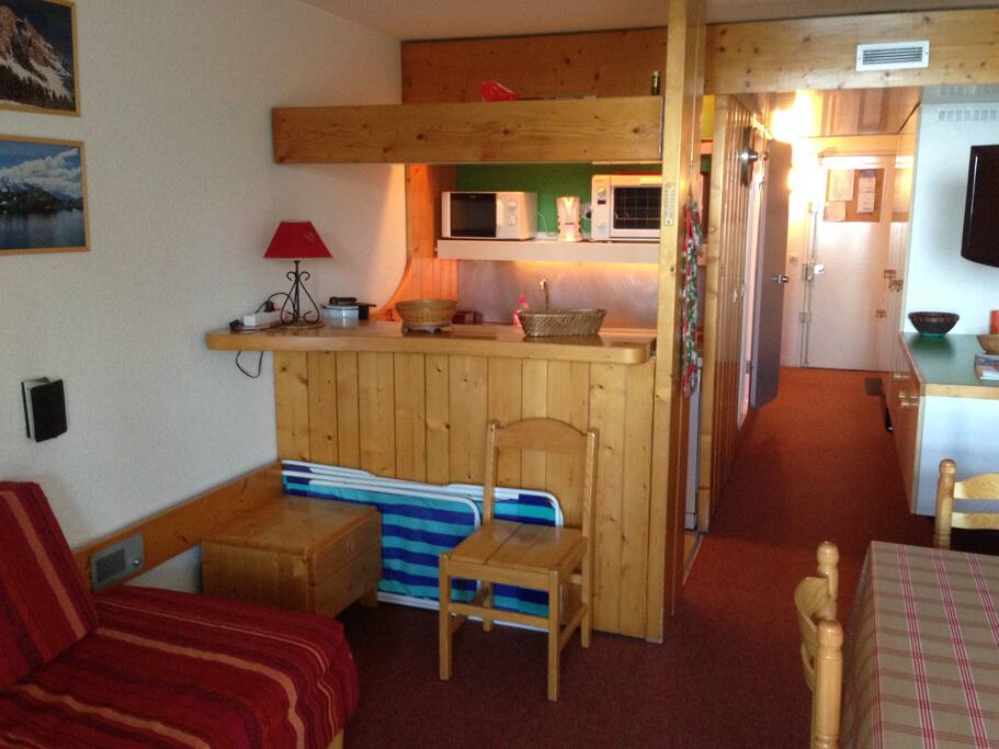 Séjour, cuisine américaine, couloir avec rangements
