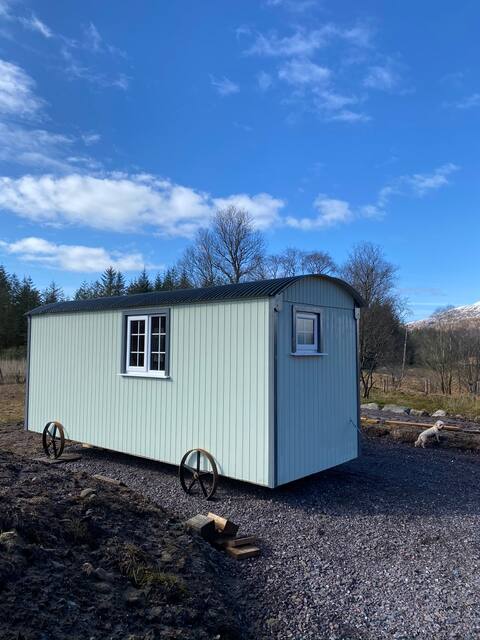 Wee Highland Hideaway Hut with integral bathroom