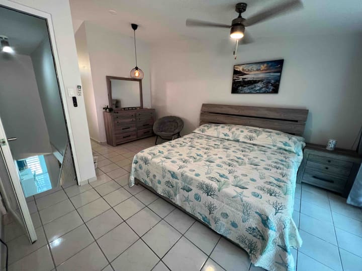 Спалня на третия етаж със суперголямо двойно легло