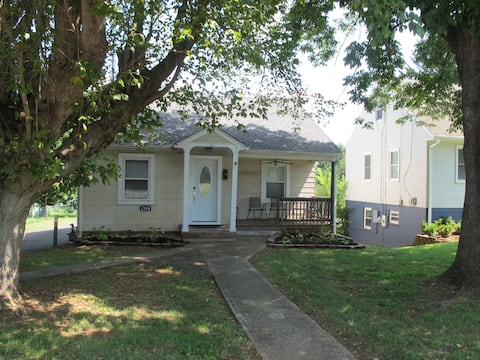 Woolen Mills Cottage- 2 Beds, 1 Bath, Full Kitchen