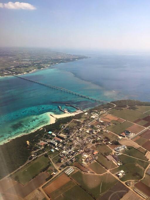 宿の周りの写真です。奇麗な海や来間大橋がすぐそこにあります。
周りにはサトウキビ畑が広がっています。
