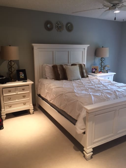Master Bedroom (Queen)