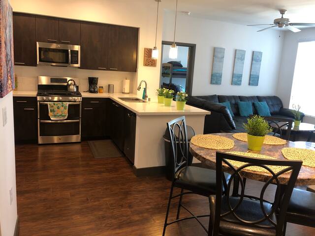 CHARMING 2BR/2BA 5 MINS TO DISNEY POOL/HOT TUB