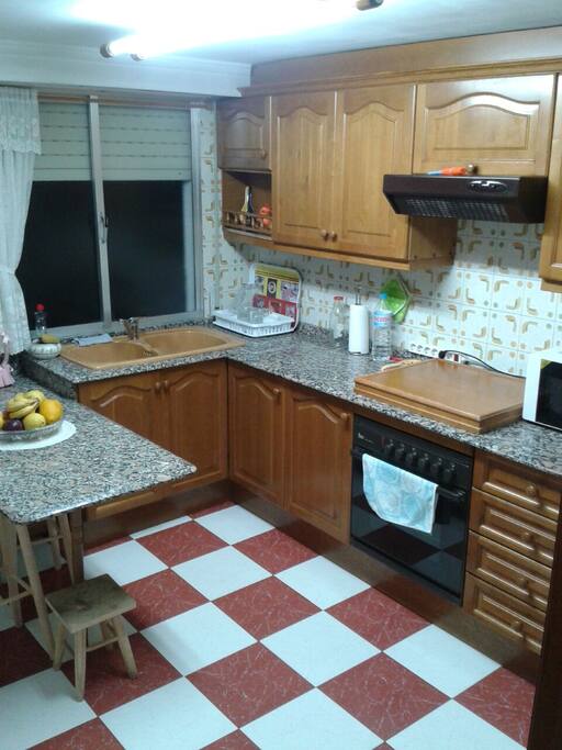 Cocina completa gas ciudad, microondas,horno, y una nevera exclusiva para los huespedes, pegada a la cocina está la galería donde hay un pequeño tendedero y la zona de la lavadora la cual podreis usar así como el jabón y el suavizante.