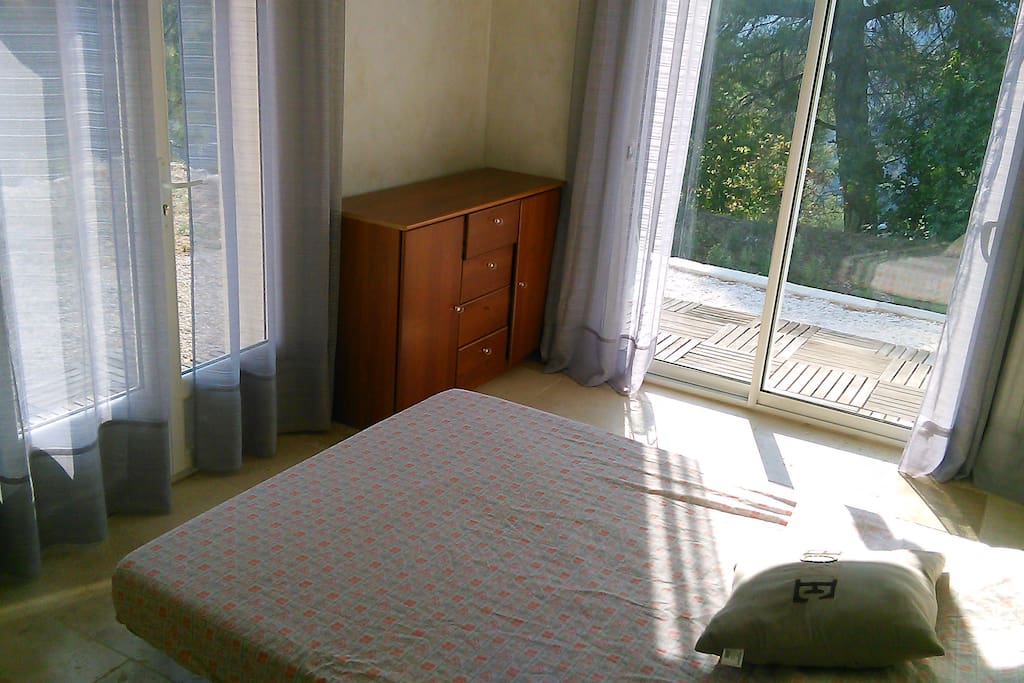 chambre avec lit en 140cm