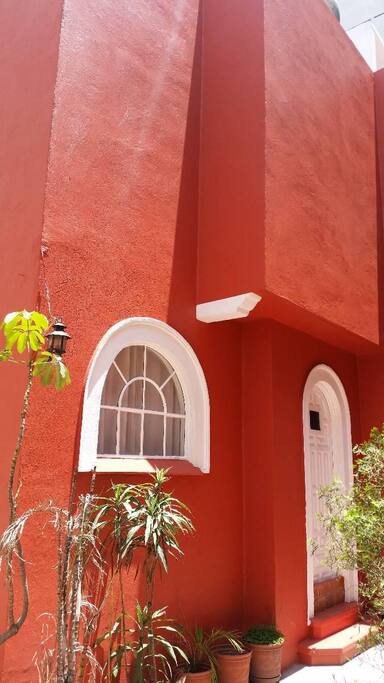 Front Door / Puerta Principal