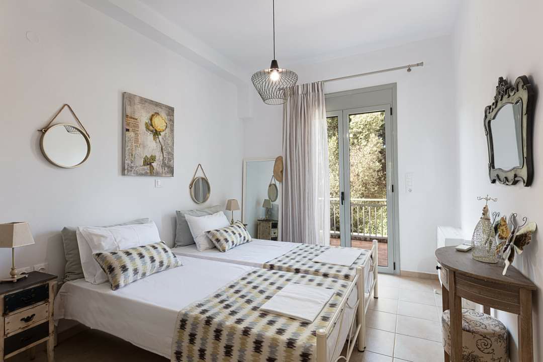 2 krevate dyshe në këtë dhomë gjumi. Ballkon në pjesën e pasme. 