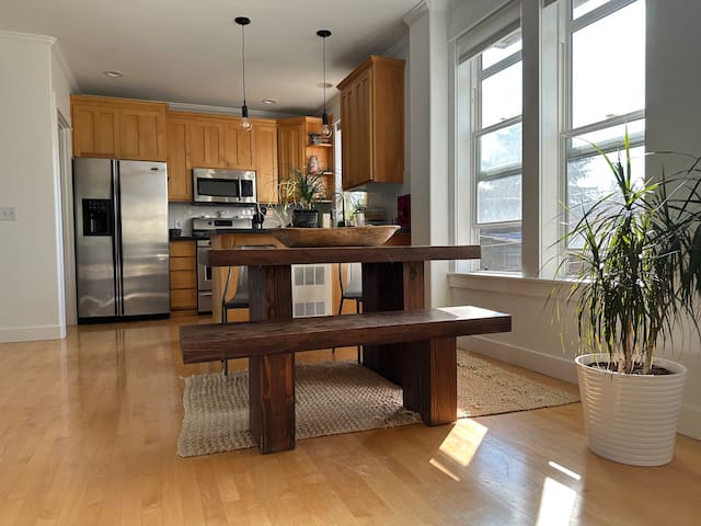 Modern 2bdr townhome in Cap Hill