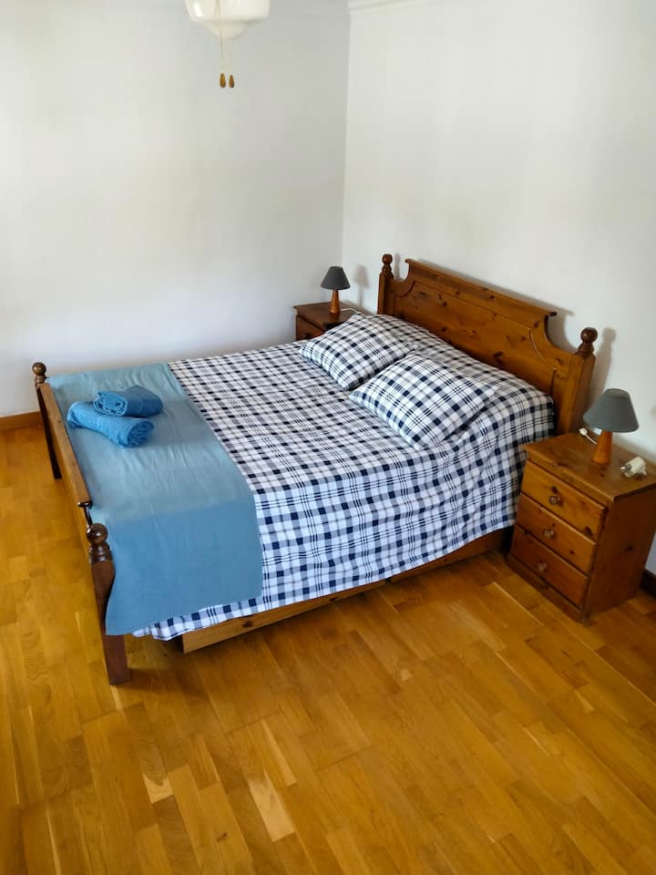 Chumba kikuu cha kulala kilicho na kabati zilizojengwa ndani, droo za kuhifadhi chini ya kitanda. Milango inayoelekea nje ya baraza iliyofunikwa, eneo la kulia chakula na bustani.  Bafu la Chumba cha Kulala.