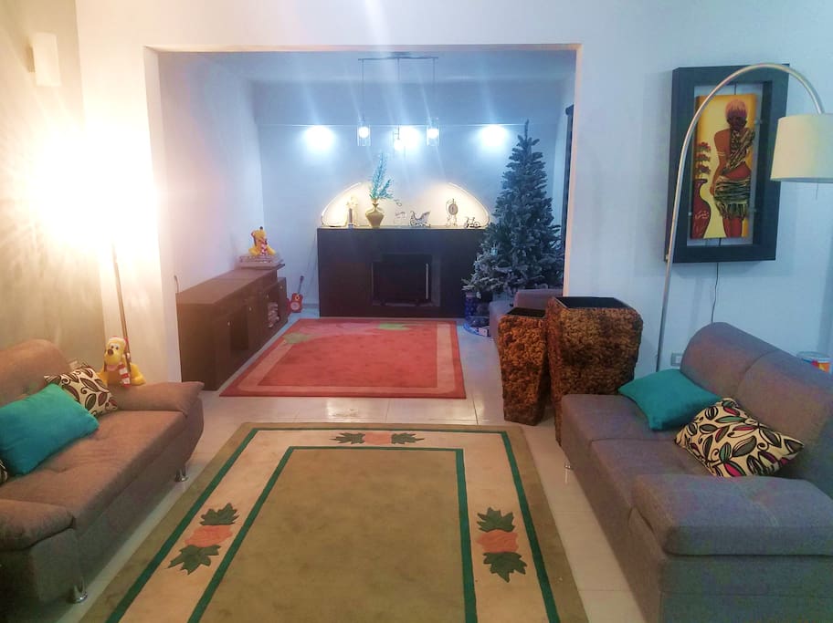 Sala principal, cuenta con 3 comodos sofas