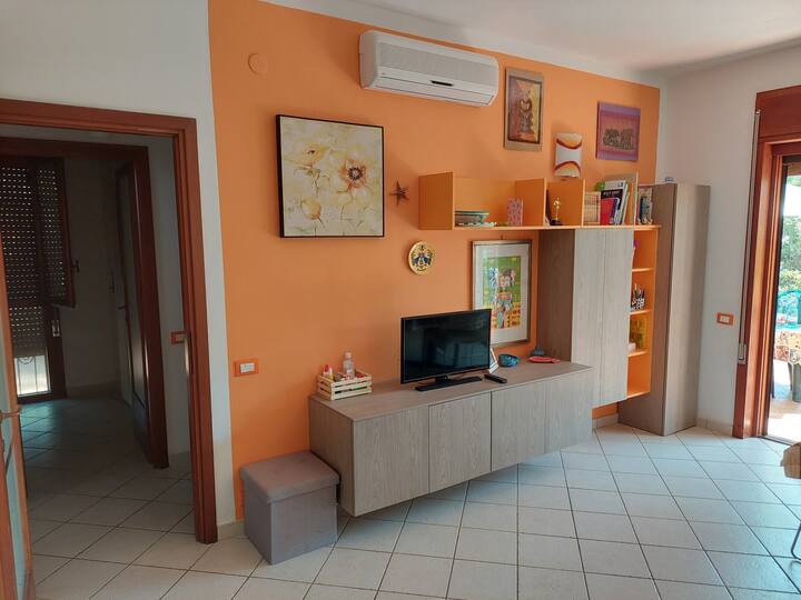 ห้องนั่งเล่นพร้อมโต๊ะรับประทานอาหารด้านในหากคุณต้องการเครื่องปรับอากาศทีวีดิจิตอลเตียงโซฟา