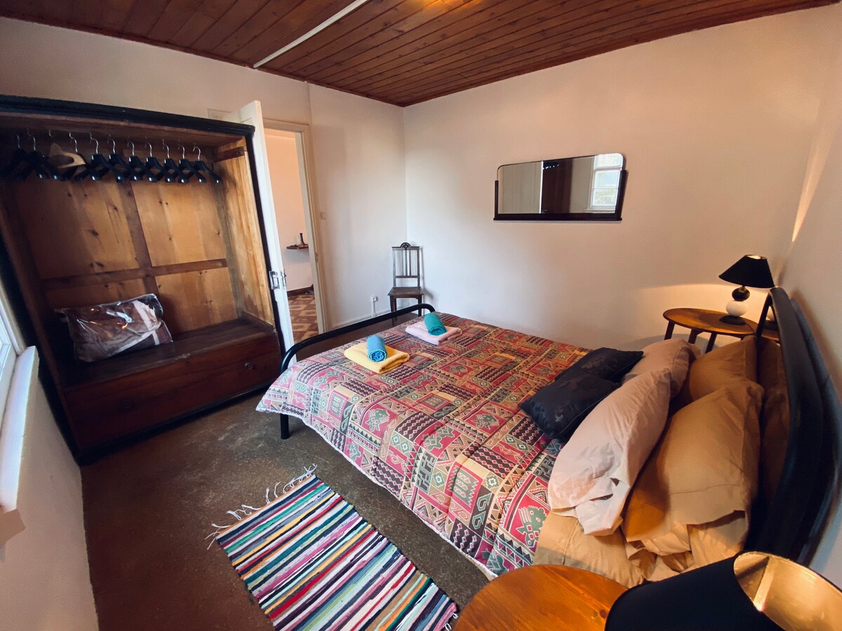 Chumba cha 1 cha kulala kilicho na kitanda cha watu wawili na taulo za ufukweni na bafu