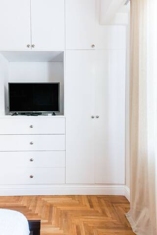 Athena’s Hideaway- Fully Renovated- Absolute Best Location gallery image 4