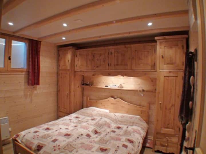 ห้องนอนชั้นล่าง (ทางเข้าห้องนอนที่ 5)