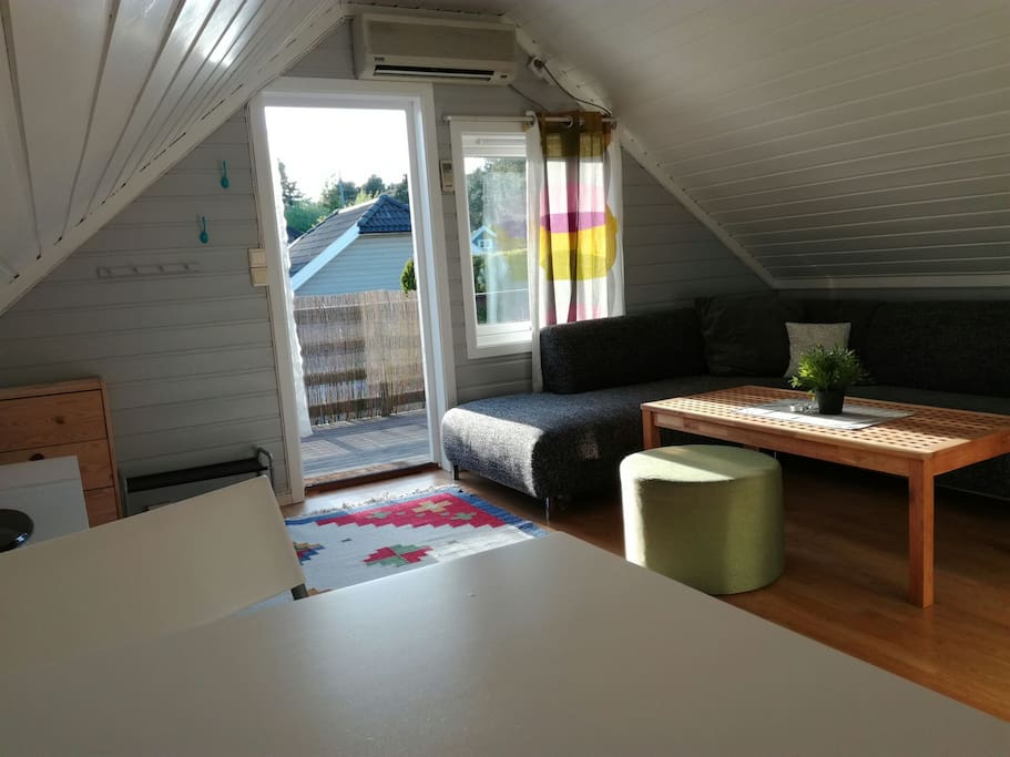 spisebord, sofakrok,utgang veranda