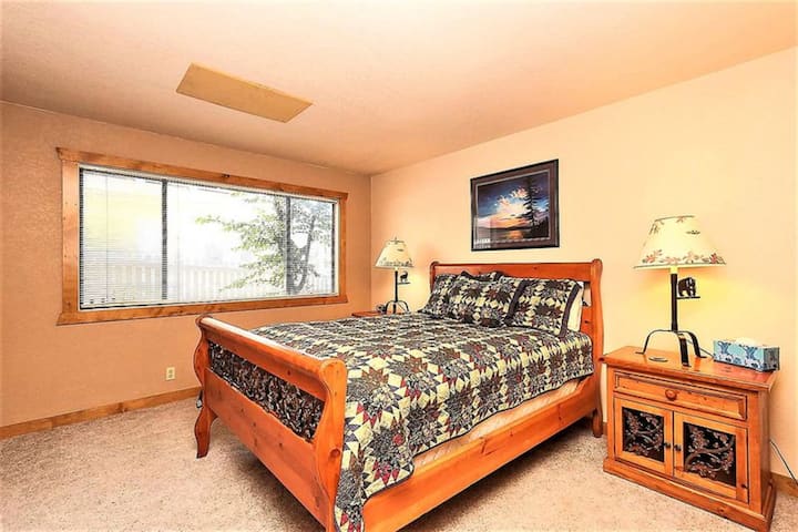 غرفة نوم في الطابق السفلي