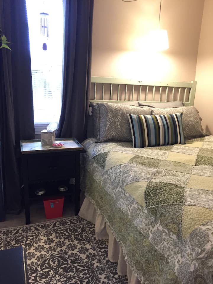 สำหรับคืนที่หนาวเย็นให้เปิดผ้านวมไฟฟ้าก่อนนอนมีพัดลมข้างเตียงด้วยน้ำเย็นในตู้เย็นพร้อมวางไว้บนโต๊ะข้างเตียงแล้วมีไฟอ่านหนังสือหรี่ไฟที่ยอดเยี่ยมพร้อมสวิตช์บนหัวเตียง 