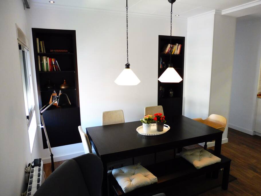 Cozy 4-6 person dining table