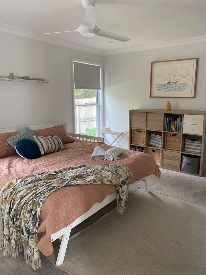 חדר שינה שלישי עם מיטת קינג סייז או שני רווקים