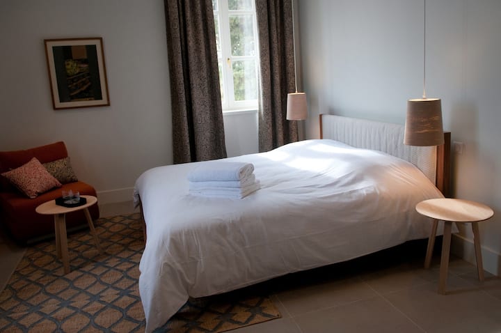 3楼套房
2米宽双人床和一张敞篷车
独立浴室和卫生间