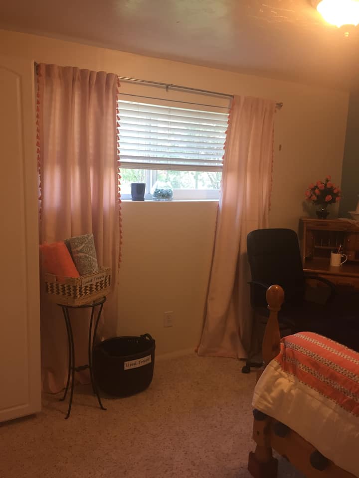 Bedroom with view of the garden
