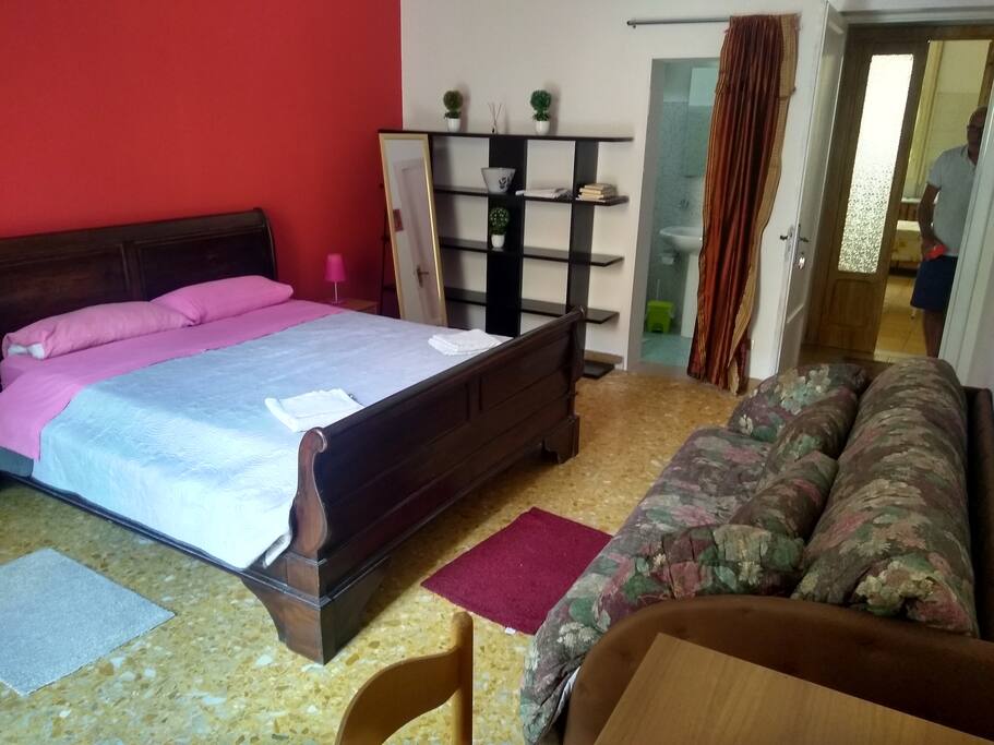 stanza matrimoniale con bagno privato a 2 e 4 letti con verandina