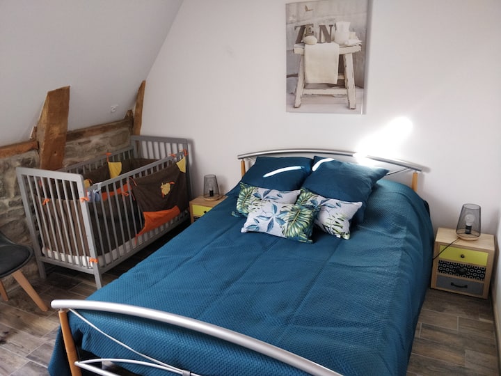 غرفة النوم الثانية في الطابق الأول:  مجهزة بسرير 140 وسرير أطفال. معدات الأطفال في هذه الغرفة أيضًا.