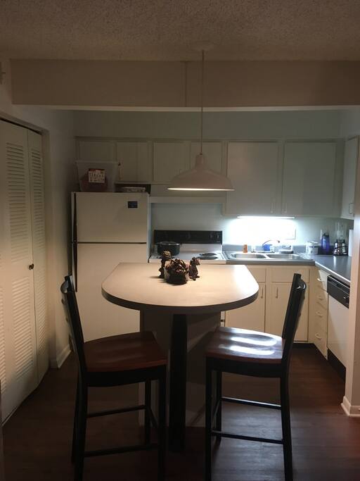 Kitchen w small sitting table