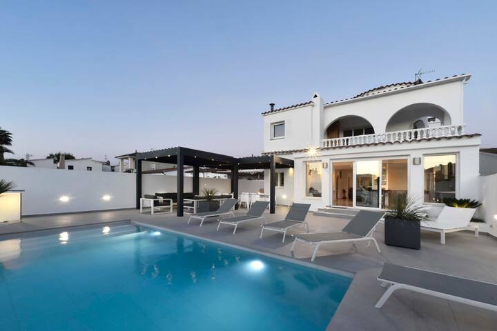 SUN VILLA-Exceptionnelle en bordure du grand canal gallery image 5