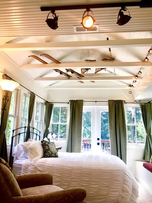Queen bedroom overlooking the trout pond