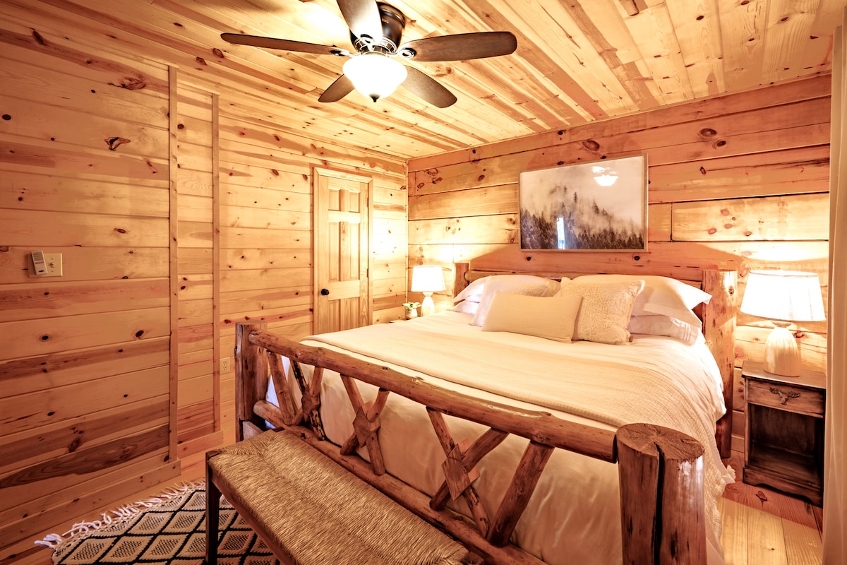 主楼层加大双人床，配备步入式衣帽间。