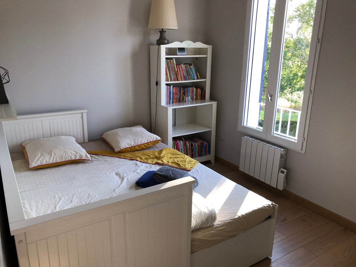 חדר שינה למעלה (מיטת יחיד או זוגית)