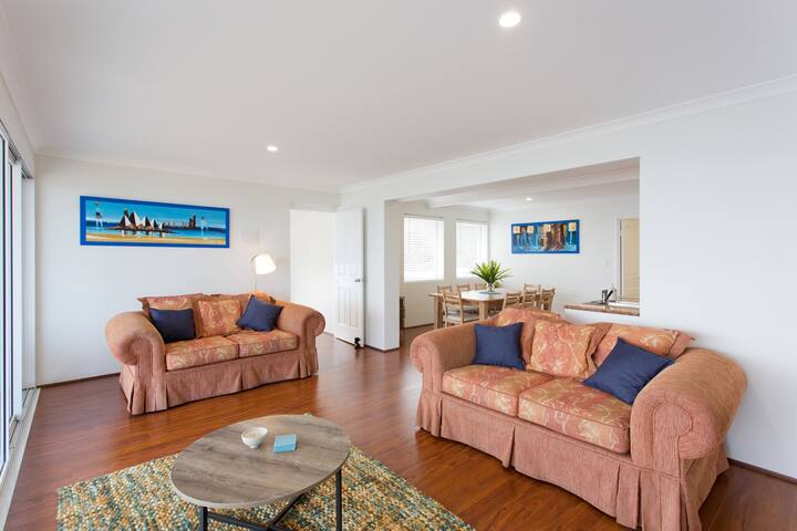 Mandurah Beachfront bring your faminly and dog! gallery image 3