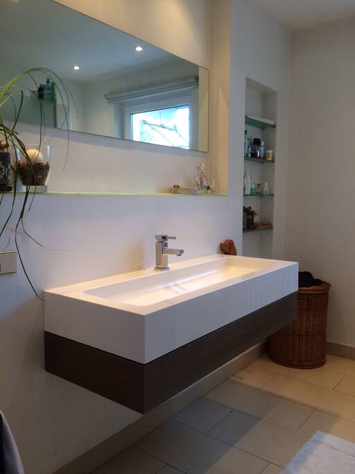 Badezimmer mit Dusche und WC