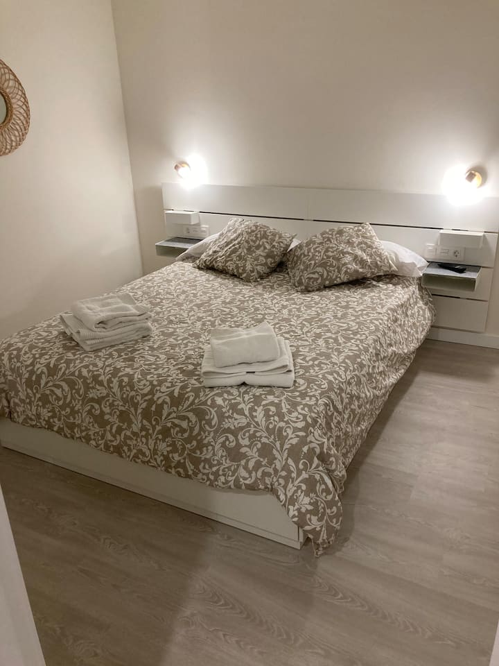 חדר שינה עם מיטה בגודל 160 ס"מ.