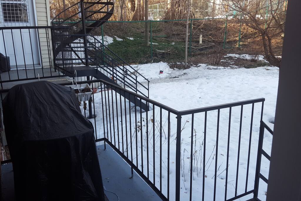 Nice backyard (not in Winter obviously!) with barbecue :-)