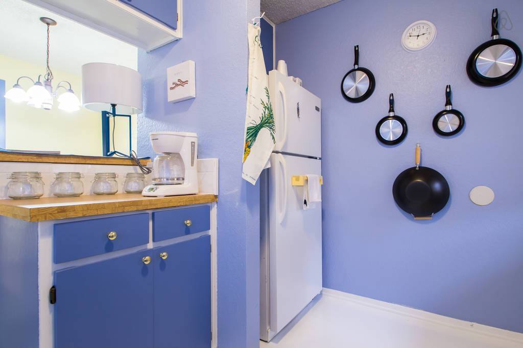 Food storage above and below cabinets