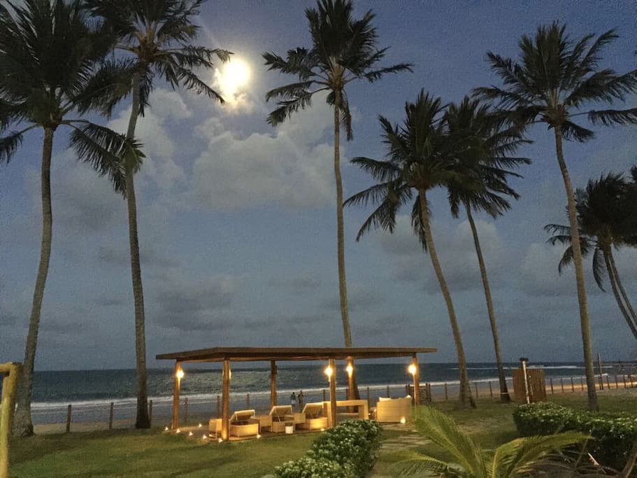 Vista noturna do apartamento para a praia! Linda noite de lua cheia!!