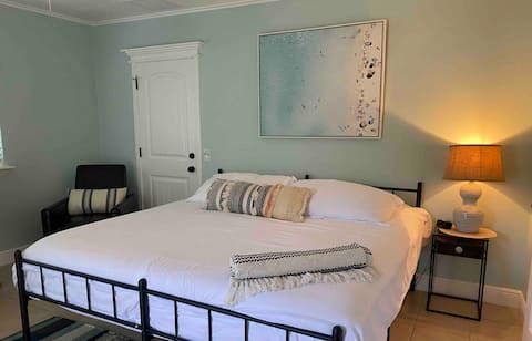 Successful Airbnb property: Downtown Coastal Studio, close to great beaches! in Dunedin