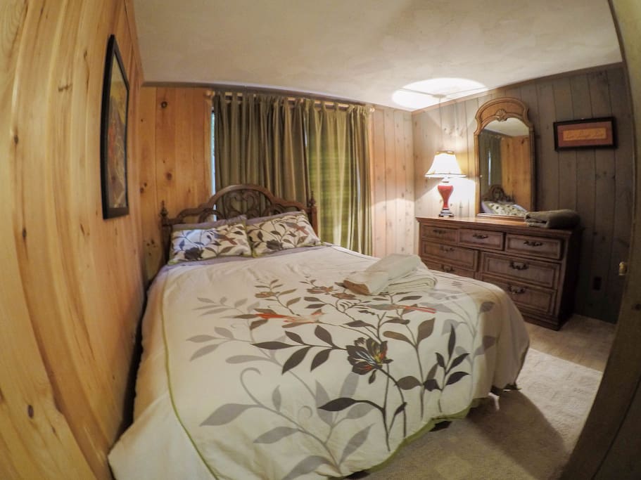 Bedroom 1 (1 queen)