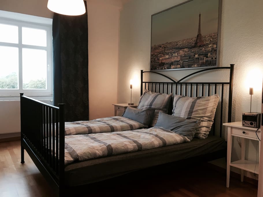 Schlafzimmer mit Doppelbett
