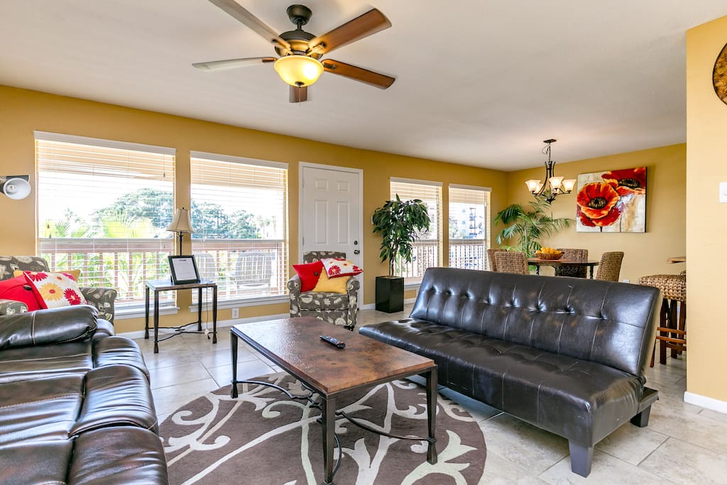 Chair,Furniture,Bench,Couch,Dining Room