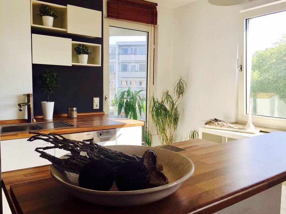 View kitchen towards balkony / Blick von der Küche zum Balkon