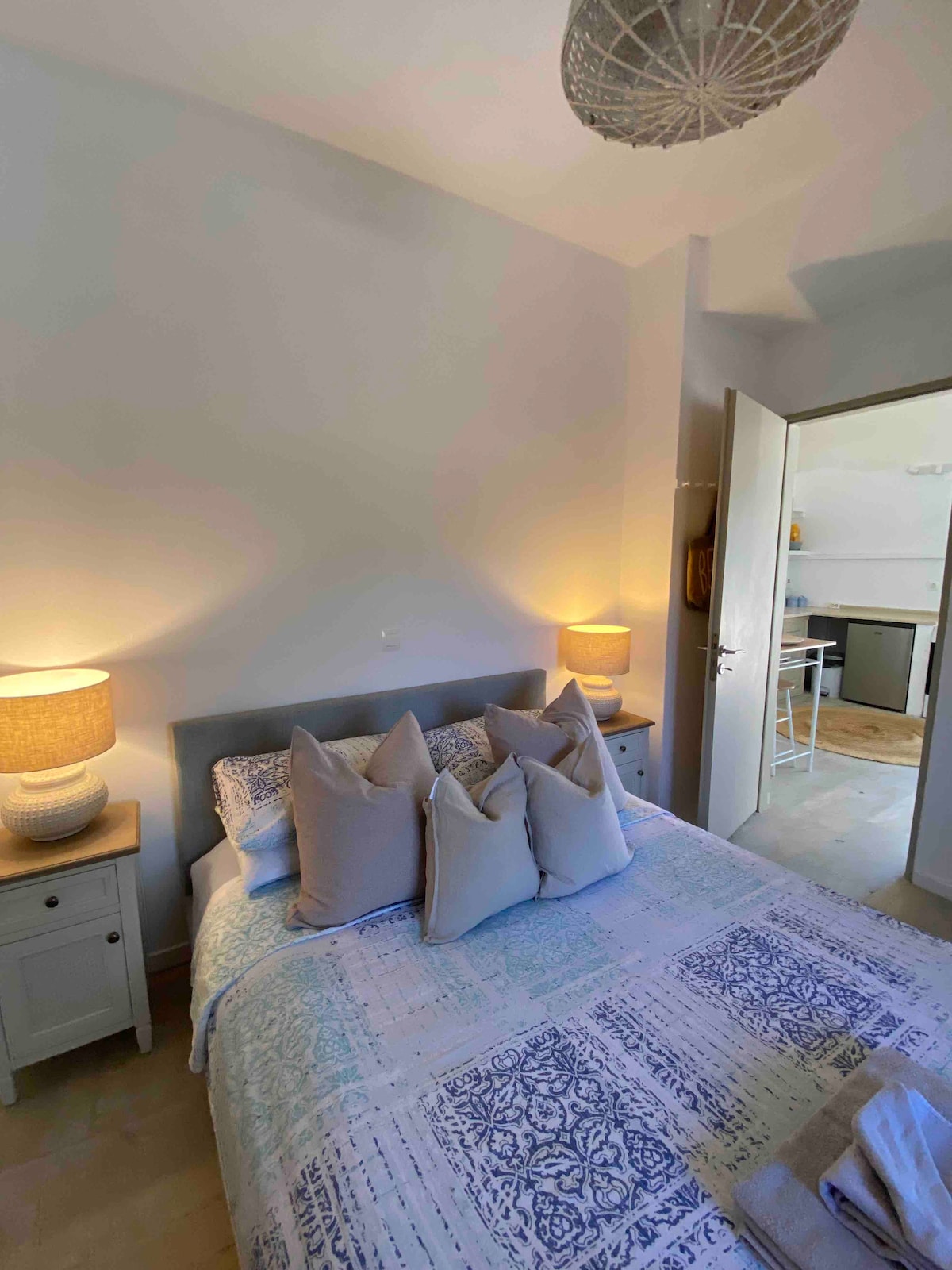 Dormitorio principal con cómoda cama tamaño king, aire acondicionado y amplio almacenamiento. 