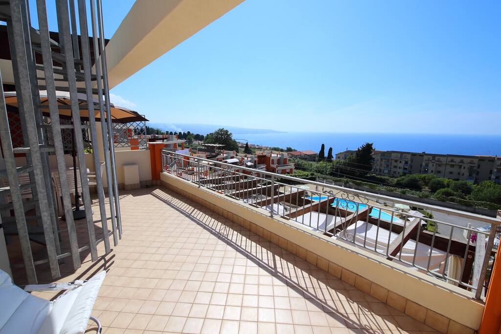 Vista panoramica sulla piscina
